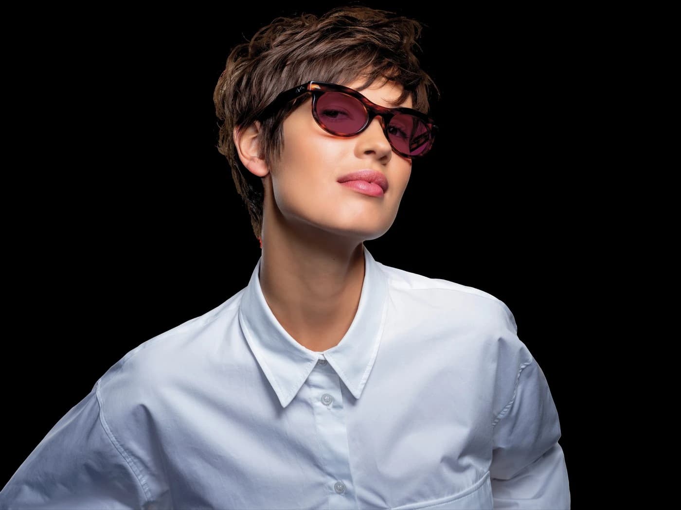 Persona con lentes Transitions